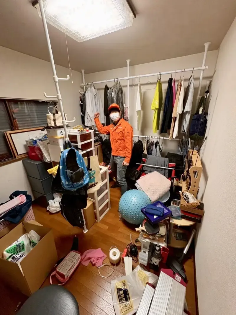 不用品回収ビフォー 散らかった部屋